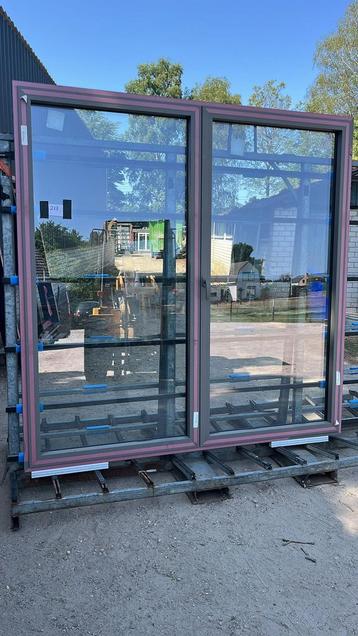 (213) Nieuw aluminium raamkozijn/balkon draai kiep incl glas beschikbaar voor biedingen