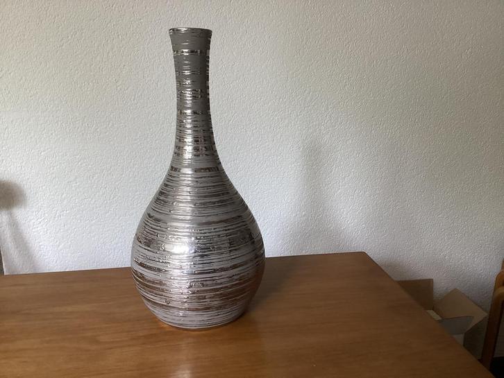 PTMD grote, hoge vaas. Zilverkleurig-ribbel, Huis en Inrichting, Woonaccessoires | Vazen, Zo goed als nieuw, Minder dan 50 cm