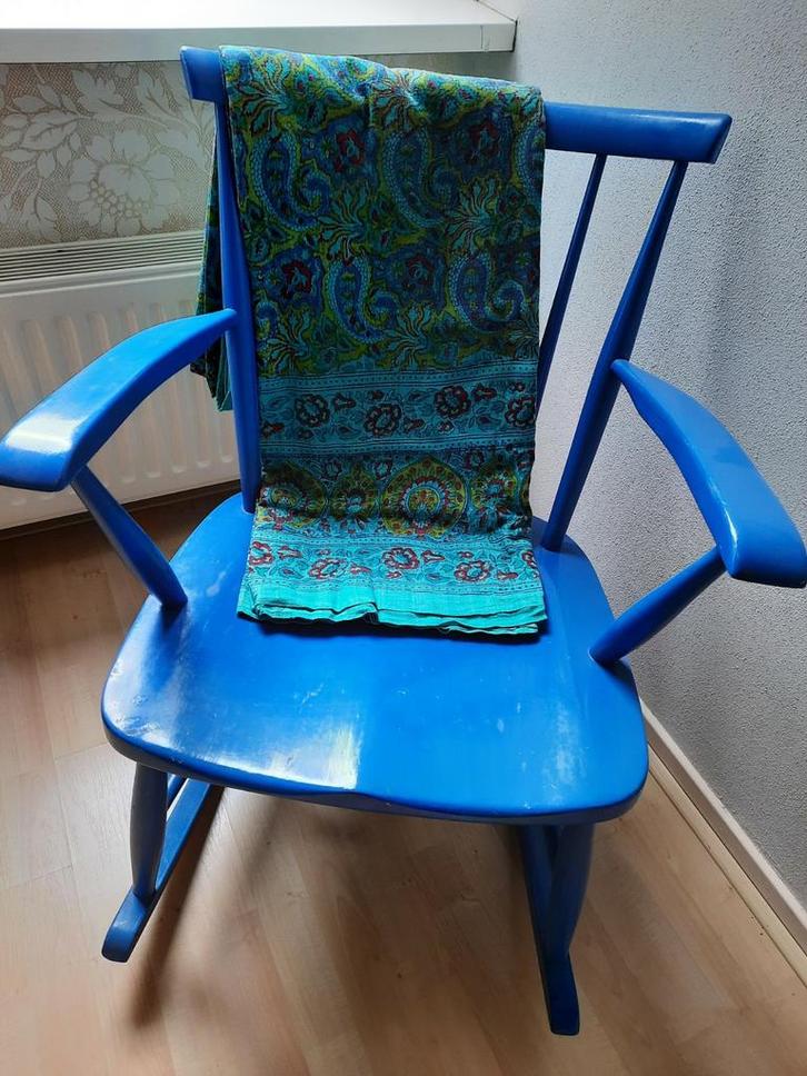 Klassieke oude houten schommelstoel, warm blauw, Huis en Inrichting, Stoelen, Gebruikt, Eén, Hout, Blauw, Ophalen