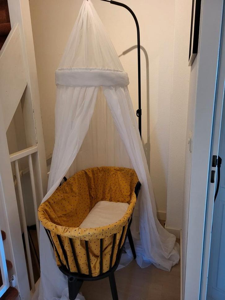Mooie zwarte rotan wieg inclusief klamboe, Kinderen en Baby's, Babywiegjes en Ledikanten, Gebruikt, Wieg, Ophalen