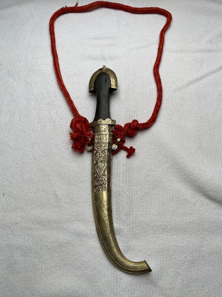 Kromzwaard met houten gevest en goudkleurige schede, Verzamelen, Militaria | Algemeen, Overige soorten, Zwaard of Sabel, Azië