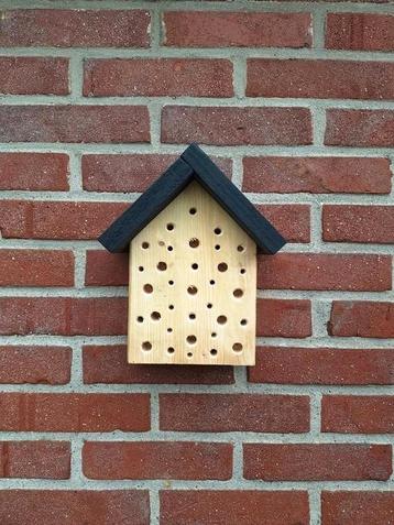 Ambachtelijk Insectenhotel – Handgemaakt & Duurzaam  beschikbaar voor biedingen