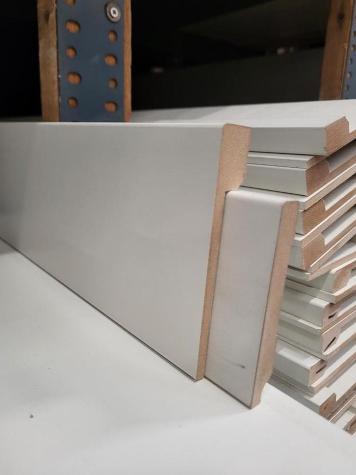 Overzet plint 18x120mm mdf wit 240cm lang hoogte inkortbaar, Doe-het-zelf en Verbouw, Plinten en Afwerking, Nieuw, Plinten, Mdf