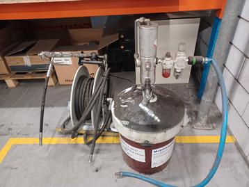 pneumische vetspuit met haspel beschikbaar voor biedingen