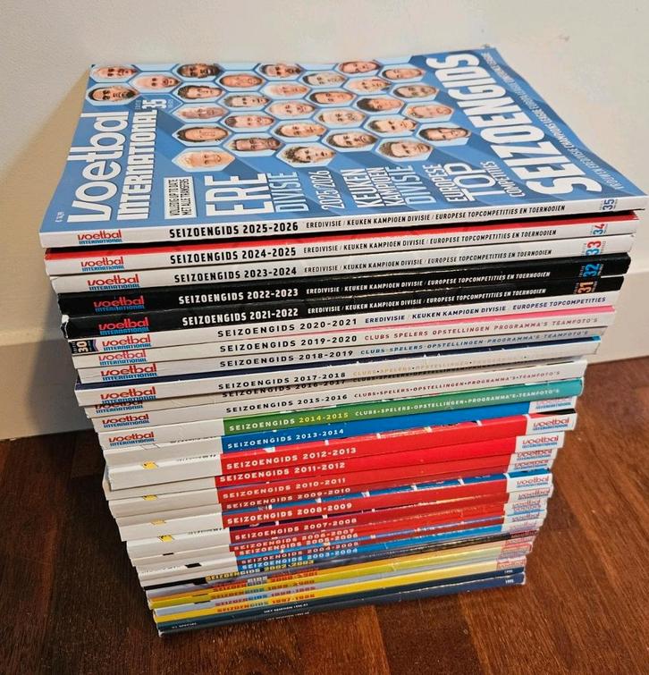 Voetbal International seizoensgidsen 31x (1995 - heden), Verzamelen, Sportartikelen en Voetbal, Zo goed als nieuw, Boek of Tijdschrift
