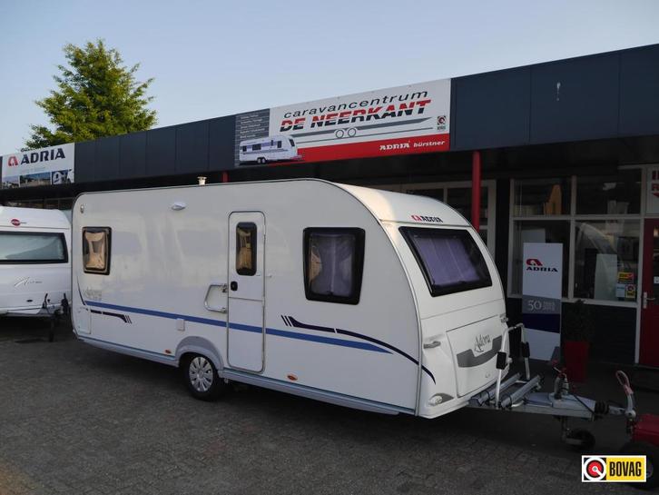 Adria Adora 512 UP, Caravans en Kamperen, Caravans, Bedrijf, tot en met 4, 1000 - 1250 kg, Rondzit, Adria, Frans bed, Lengtebed