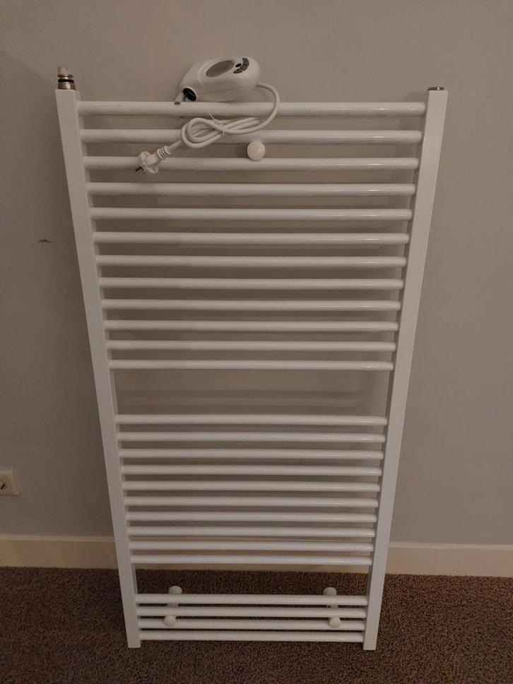 Elektrische handoekradiator Selmo., Doe-het-zelf en Verbouw, Sanitair, Zo goed als nieuw, Toilet, Ophalen of Verzenden