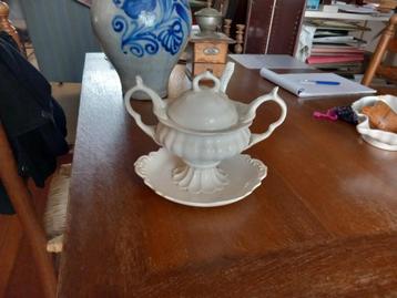 Sauskom porselein wit met lepel beschikbaar voor biedingen