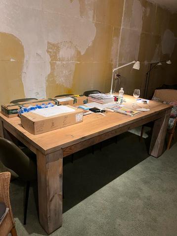Robuuste houten eettafel met dikke vierkante poten beschikbaar voor biedingen