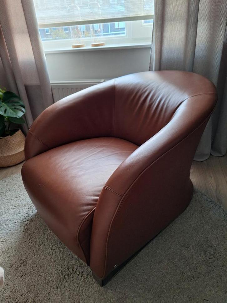 Natuzzi cognac kleurige leren fauteuil in goede staat, Huis en Inrichting, Fauteuils, Zo goed als nieuw, Leer, Metaal, 75 tot 100 cm