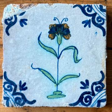 Polychrome vroege tegel met bloem 17e eeuw beschikbaar voor biedingen