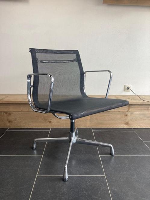 4 Vitra Eames EA 107, chroom, zwart netweave., Huis en Inrichting, Stoelen, Gebruikt, Vier, Kunststof, Metaal, Zwart, Ophalen of Verzenden