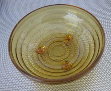 Amber kleurig glazen schaaltje met ringdecoratie en 3 poten beschikbaar voor biedingen