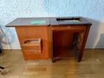 Oude naaimachine in kastje., Antiek en Kunst, Antiek | Naaimachines, Ophalen