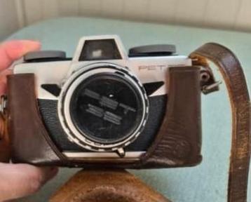 Vintage PET 35 Camera met leren tas beschikbaar voor biedingen
