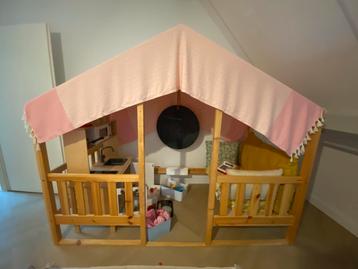 Houten speelhuis gemaakt van Vipack Dallas bed met zitje beschikbaar voor biedingen
