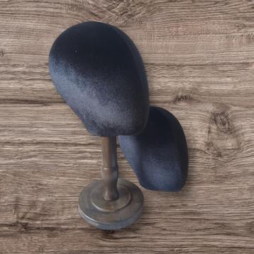 Houten standaard met zwart hoofd koptelefoon pruik hoed beschikbaar voor biedingen