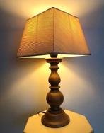 Brocante tafellamp lampvoet hout met vintage lampenkap crème