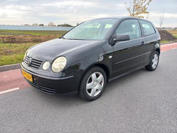 Volkswagen Polo 1.4 16V 2004 Zwart AIRCO  beschikbaar voor biedingen