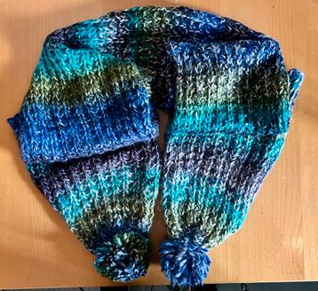 Hand gebreide sjaal met pompons beschikbaar voor biedingen