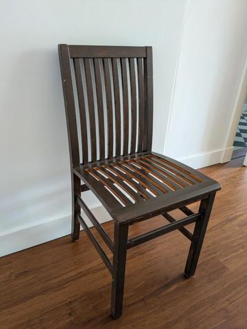 Zes houten eettafel stoelen beschikbaar voor biedingen