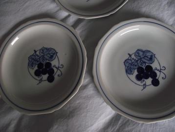 4 wit porselein bord blauwe druiventros 16 cm Japan ook p s beschikbaar voor biedingen
