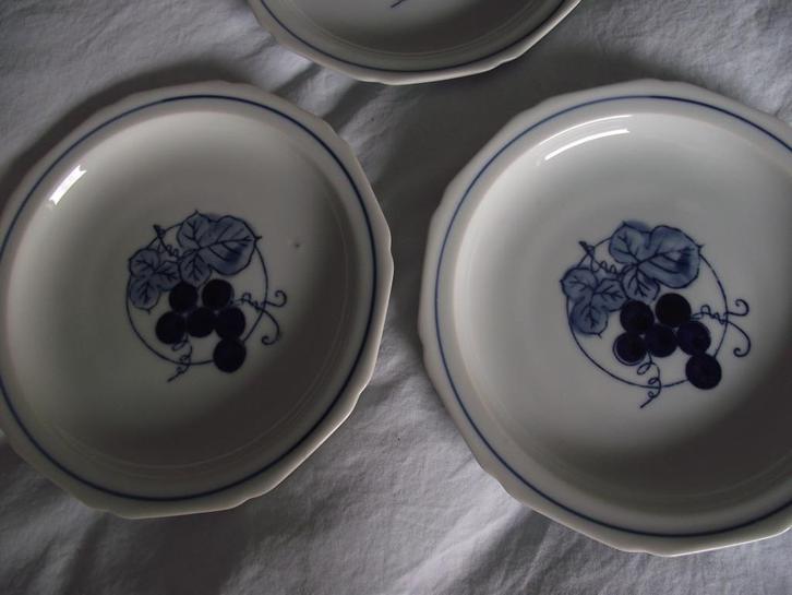 4 wit porselein bord blauwe druiventros 16 cm Japan ook p s, Antiek en Kunst, Antiek | Servies los, Ophalen of Verzenden