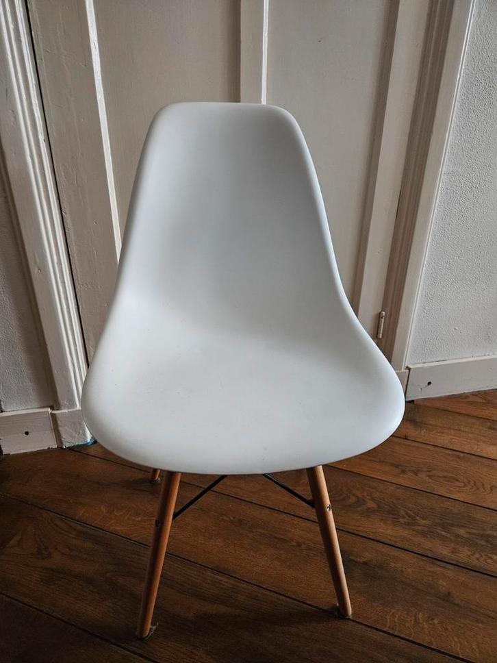 Witte Eames style stoel, Huis en Inrichting, Stoelen, Zo goed als nieuw, Eén, Hout, Kunststof, Wit, Ophalen