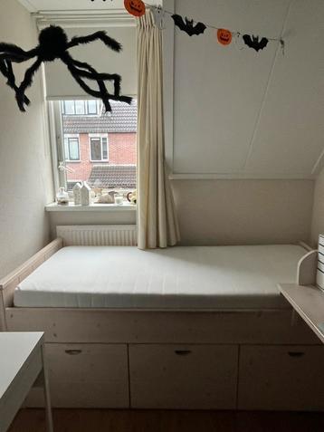 Eenpersoonsbed steigerhout whitewash met bureau beschikbaar voor biedingen