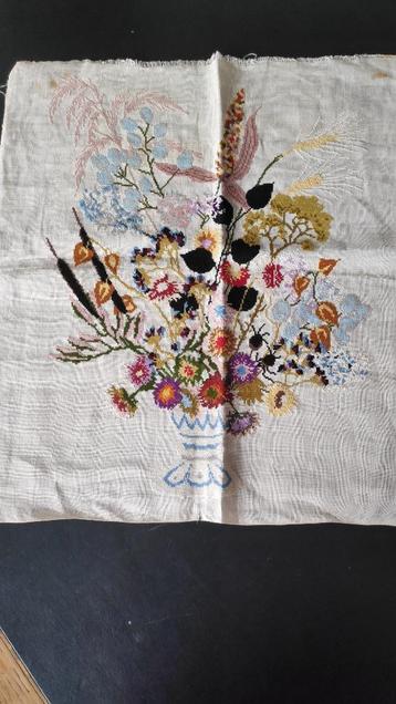  Geborduurd boeket op kaaslinnen, 54 x 50 cm zonder lijst beschikbaar voor biedingen