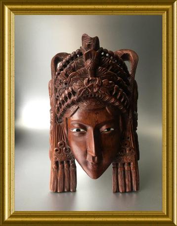 Prachtig Aziatisch houtsnijwerk: houten masker glazen ogen beschikbaar voor biedingen