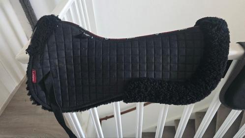 LeMieux PRO Lambskin zadelonderlegger zwart bont, Dieren en Toebehoren, Paarden en Pony's | Dekens en Dekjes, Gebruikt, Ophalen of Verzenden