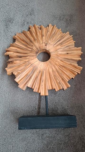 Houten ornament op voet beschikbaar voor biedingen