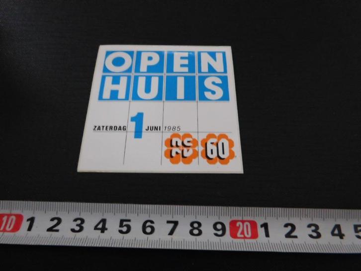 sticker Omroep NCRV Open Huis  60 jaar 1985, Verzamelen, Stickers, Zo goed als nieuw, Ophalen