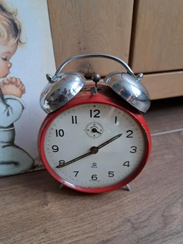 Vintage rode wekker niet-werkend decoratief  beschikbaar voor biedingen