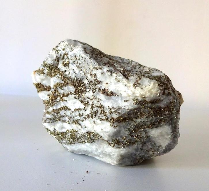 Mineraal gesteente suikerdolomiet met stukjes pyriet 5356-m, Verzamelen, Mineralen en Fossielen, Mineraal, Ophalen of Verzenden
