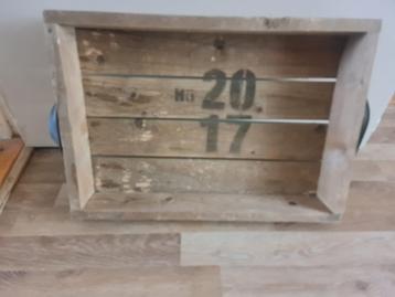 Houten kistje – decoratief en praktisch beschikbaar voor biedingen