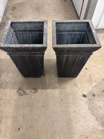 2 Zwarte Metalen Plantenbakken beschikbaar voor biedingen