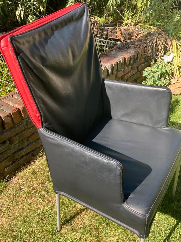 Leren eettafelstoel HVS>zwart met rood accentje, Huis en Inrichting, Stoelen, Gebruikt, Eén, Leer, Zwart, Ophalen of Verzenden