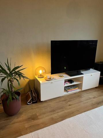 (Gratis) Wit TV meubel IKEA super goede staat (160x40x45)
