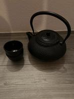 Gietijzeren theepot met kopjes, Ophalen