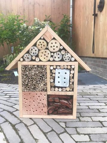 Insectenhotel in de vorm van een huisje