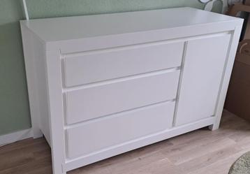 Babykamer: Ledikant, commode, kast wit modern beschikbaar voor biedingen