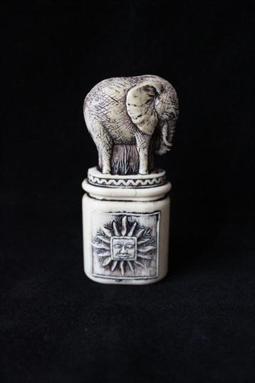 Vintage parfumflesje olifant top beschikbaar voor biedingen
