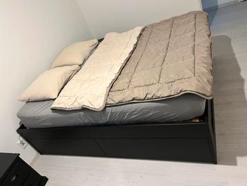 Ikea BRIMNES Bed 160x200 + VALEVÅG Matras + nachtkastjes beschikbaar voor biedingen