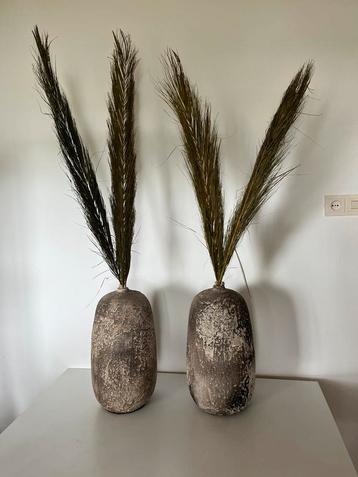 2 grote stenen decoratie vazen, al dan niet met pluimen beschikbaar voor biedingen