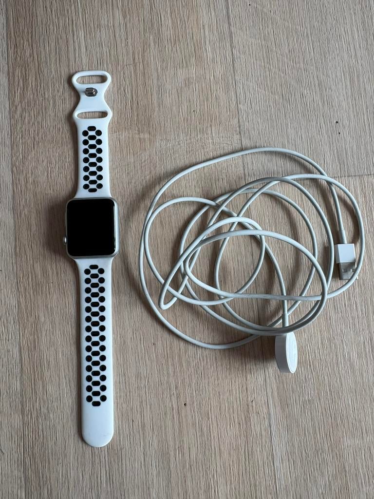 Apple watch 7000 series met laader, Sieraden, Tassen en Uiterlijk, Smartwatches, Ophalen of Verzenden, Zo goed als nieuw, Zwart