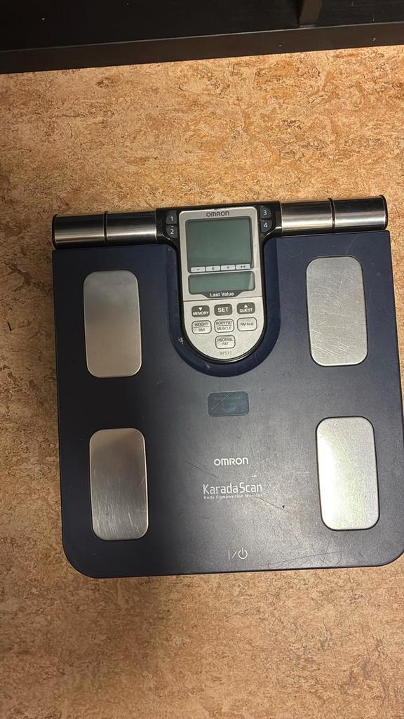 Omron Karada Scan Lichaamsanalyse Weegschaal, Witgoed en Apparatuur, Weegschalen, Gebruikt, Digitaal, Personenweegschaal, 1 tot 500 gram