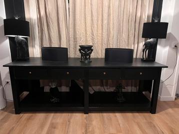 Zeer lange zware zwarte sidetable beschikbaar voor biedingen