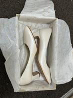 Parelwitte Fiarucci bruids-/feestpump maat 38.5, Ophalen of Verzenden, Zo goed als nieuw, Wit, Pumps
